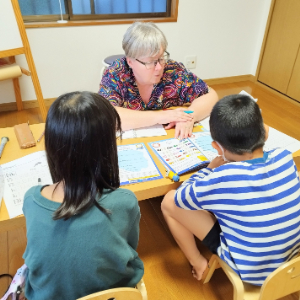 放課後児童クラブおひさまで英語を指導するJeana